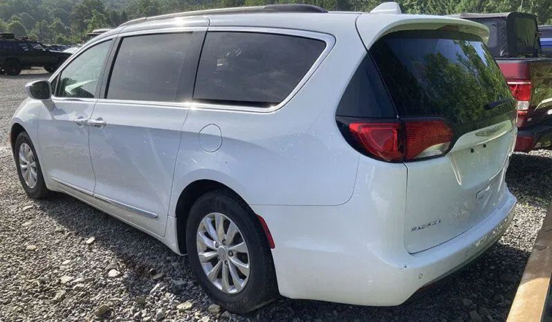 Used 2017 Chrysler Pacifica Touring-L FWD image 6