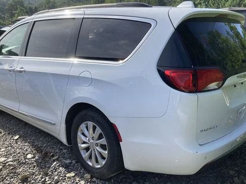 Used 2017 Chrysler Pacifica Touring-L FWD image 6