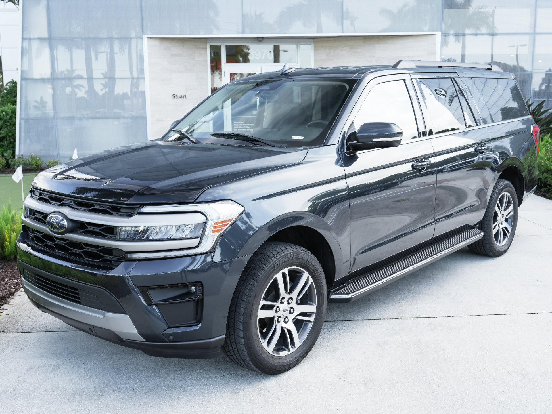 Used 2023 Ford Expedition Max XLT RWD image 2
