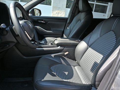 Used 2022 Toyota Highlander XSE AWD/4WD image 15