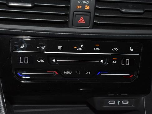Used 2025 Volkswagen Jetta SE FWD image 13