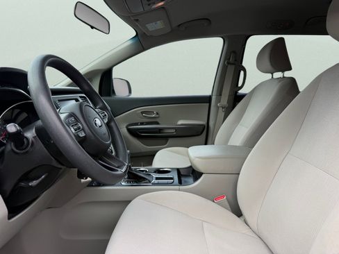 Used 2019 Kia Sedona LX image 16