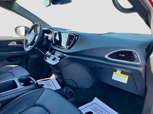 New 2026 Chrysler Voyager LX image 27