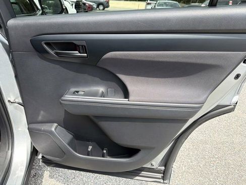 Used 2025 Toyota Highlander LE FWD image 19