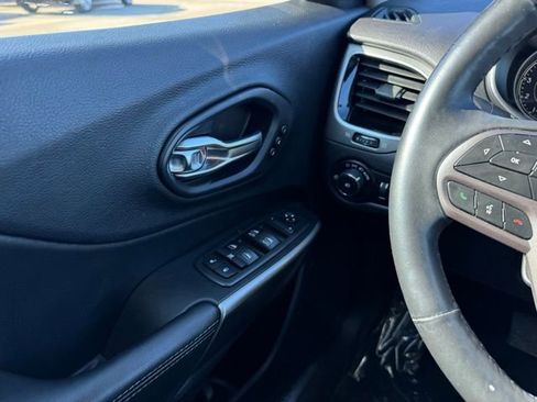 Used 2019 Jeep Cherokee Limited image 28