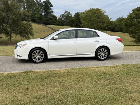 Used 2012 Toyota Avalon Limited FWD image 2