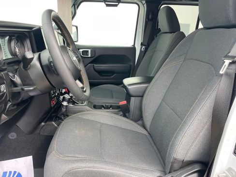 Used 2024 Jeep Gladiator Sport image 8