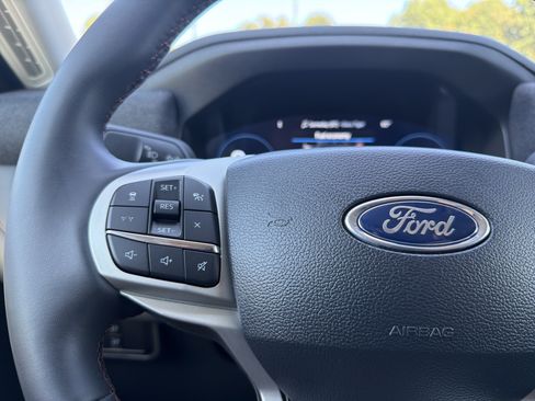Used 2025 Ford Explorer Active RWD image 9