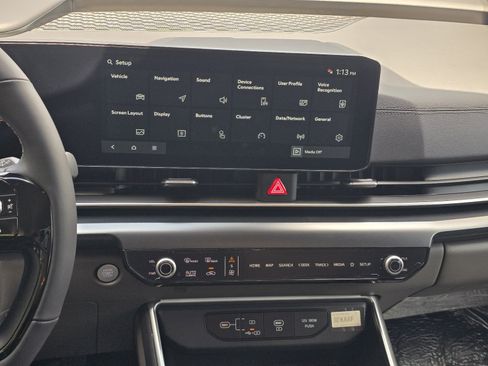 New 2027 Kia Carnival LX FWD image 8