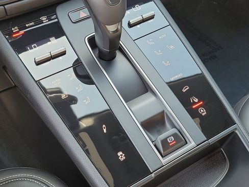 Certified 2024 Porsche Macan AWD/4WD image 35