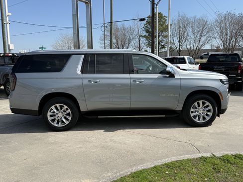 Used 2025 Chevrolet Suburban Premier image 3