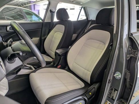 Used 2025 Hyundai Venue SEL FWD image 22