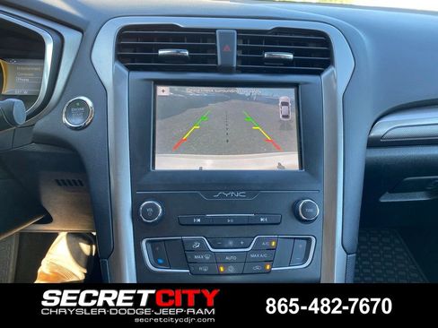 Used 2019 Ford Fusion SE FWD image 15