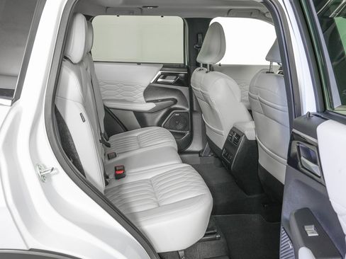 Used 2025 Mitsubishi Outlander SEL image 8