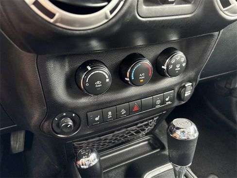 Used 2018 Jeep Wrangler Unlimited Rubicon w/ Connectivity Group image 33