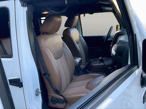 Used 2017 Jeep Wrangler Unlimited Sahara AWD/4WD image 8