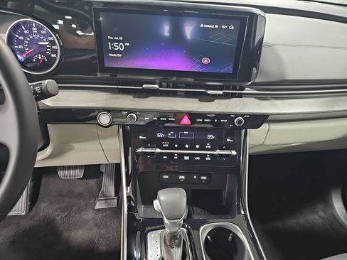 Used 2024 Kia Carnival EX FWD image 20