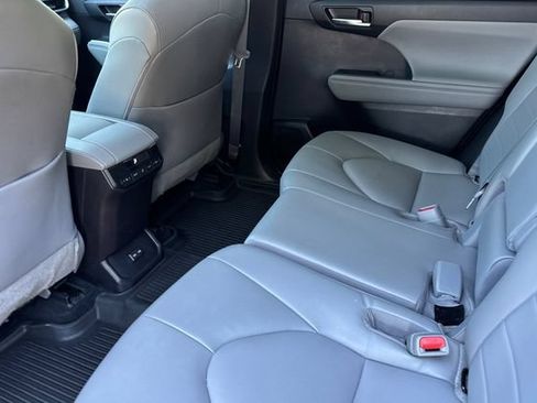 Used 2022 Toyota Highlander XLE AWD/4WD image 14