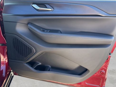 New 2025 Jeep Grand Cherokee L Altitude image 10