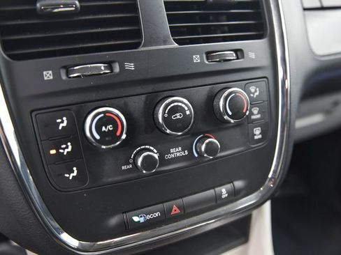 Used 2015 Dodge Grand Caravan SXT image 23