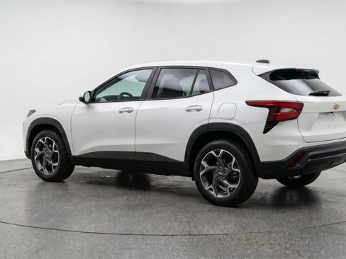 Used 2025 Chevrolet Trax LT FWD image 6