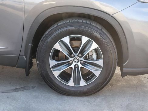 Used 2022 Toyota Highlander XLE FWD image 11