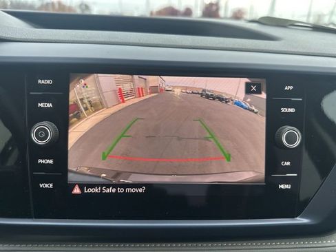 Used 2024 Volkswagen Taos SE image 29