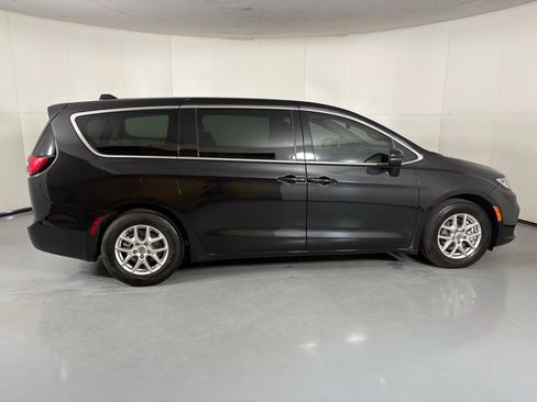 Used 2023 Chrysler Pacifica Touring-L FWD image 8