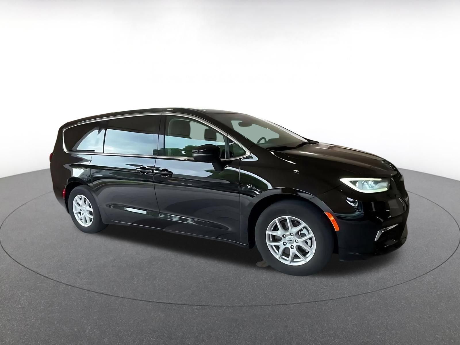 Used 2024 Chrysler Pacifica Touring-L FWD image 2