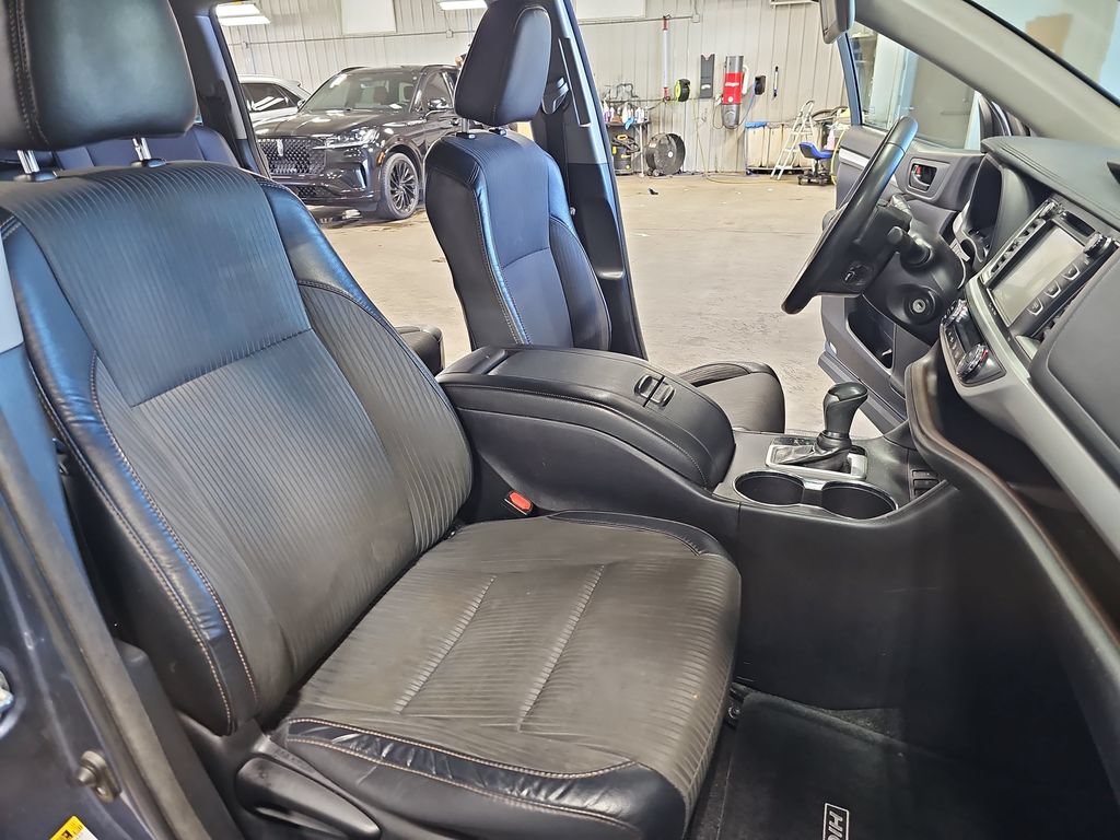 Used 2018 Toyota Highlander Plus w/ Carpet Mat Package (TMS) AWD/4WD image 10