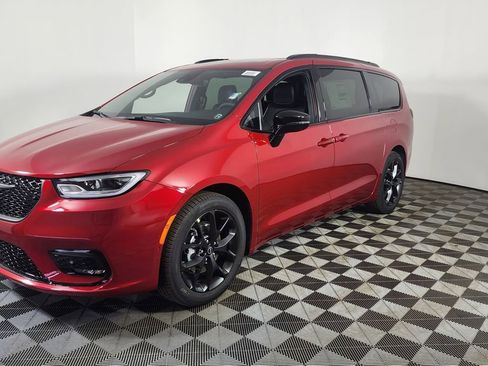 New 2026 Chrysler Pacifica Limited w/ S Appearance Package image 3