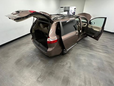 Used 2018 Toyota Sienna XLE w/ XLE Navigation Package image 51