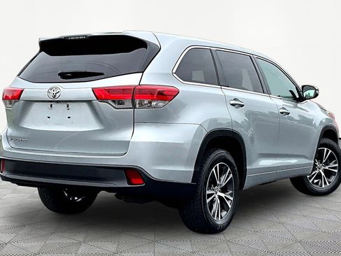Used 2018 Toyota Highlander LE FWD image 6