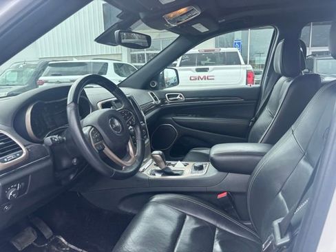 Used 2017 Jeep Grand Cherokee Overland w/ Jeep Active Safety Group image 8