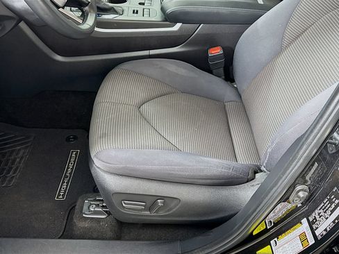 Used 2024 Toyota Highlander LE AWD/4WD image 16