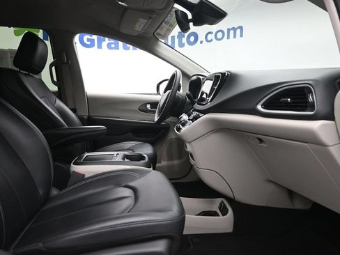 Used 2024 Chrysler Pacifica Touring-L FWD image 9