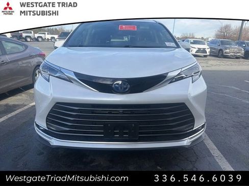 Used 2022 Toyota Sienna Platinum image 2