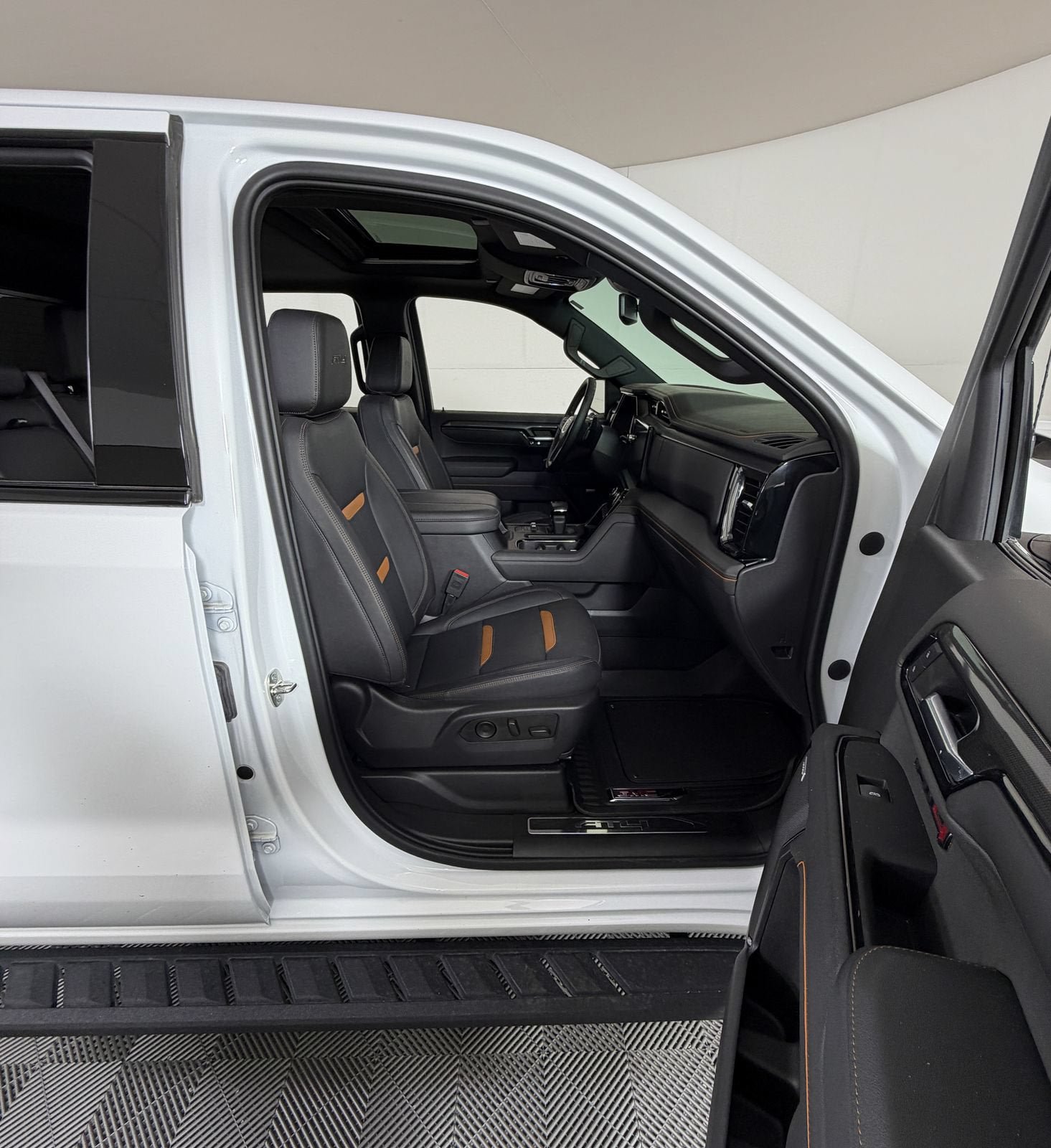 Certified 2024 GMC Sierra 1500 AT4 w/ AT4 Premium Package AWD/4WD image 6