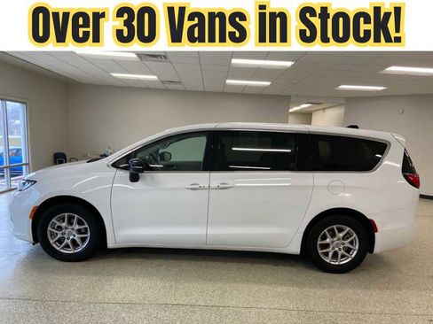 Used 2024 Chrysler Pacifica Touring-L FWD image 1