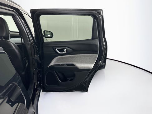 Used 2024 Jeep Compass Latitude image 30