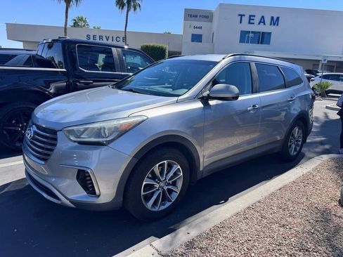 Used 2018 Hyundai Santa Fe SE image 1