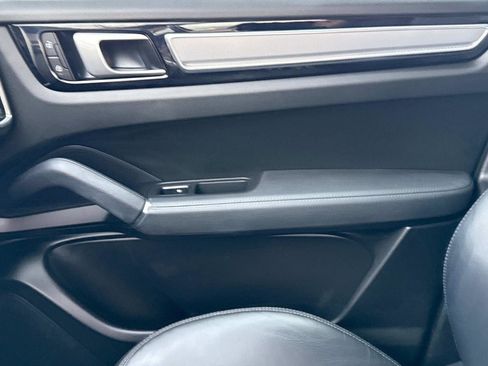 Used 2022 Porsche Cayenne Platinum Edition image 21