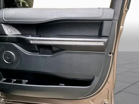 Used 2018 Ford Expedition XLT w/ Equipment Group 202A RWD image 20