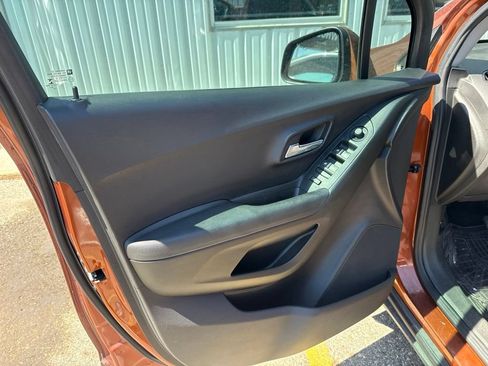 Used 2019 Chevrolet Trax LT w/ LPO, Protection Package FWD image 9