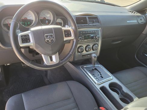 Used 2014 Dodge Challenger R/T image 2