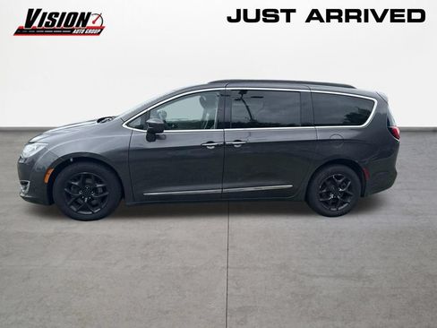 Used 2017 Chrysler Pacifica Touring-L w/ Tire & Wheel Group FWD image 2