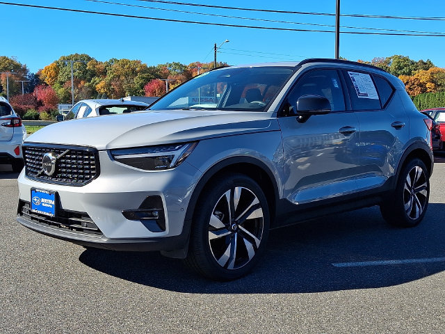Used 2024 Volvo XC40 B5 Plus w/ Protection Package Premier AWD/4WD image 3