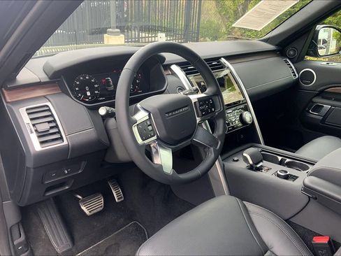 Certified 2025 Land Rover Discovery Dynamic SE AWD/4WD image 17