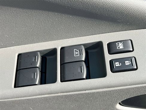 Used 2020 Nissan Frontier SV image 14