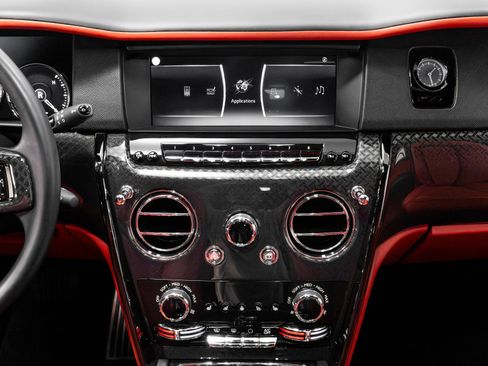 Used 2021 Rolls-Royce Cullinan Black Badge image 37